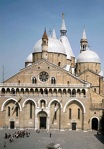 Basilica di sant'Antonio, La facciata