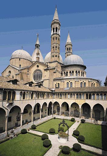 Basilica di sant'Antonio, Scorcio delle cupole e dei campanili dal Chiostro del Noviziato