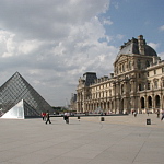 La Pyramide Du Louvre